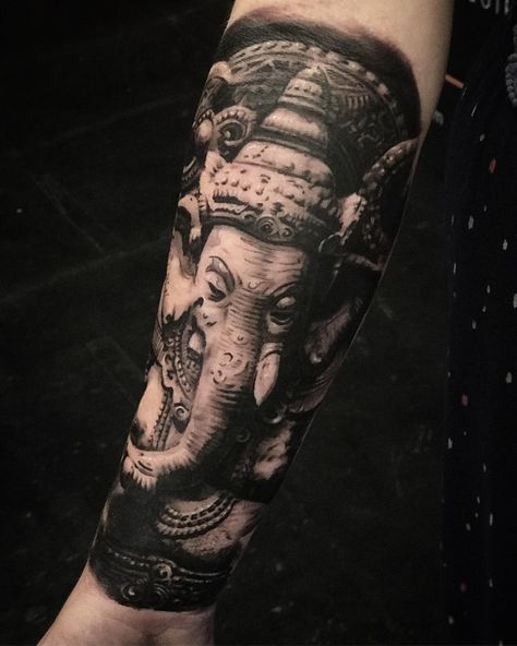 Arte em preto e cinza criada por Ganso Galvão (gansogalvao) do estúdio Shelter Tattoo (sheltertattoo) no Rio de Janeiro. Tattoos For Male, Tattoos Masculinas, Ganesh Tattoo, Neo Tattoo, Elephant Tattoo Design, Ganesha Tattoo, Aztec Tattoo, Leg Sleeve Tattoo, Cool Tattoos For Guys