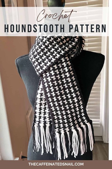 It's getting cold and what's better than to crochet a new scarf with the Crochet Houndstooth Pattern. A fabric pattern with a crochet twist. Crochet Houndstooth Scarf, Houndstooth Crochet, Infinity Scarf Free Pattern, Crochet Infinity Scarf Free Pattern, Scarf Free Pattern, Chunky Crochet Scarf, Crochet Clothing Patterns, Wearable Crochet, Trendy Hats