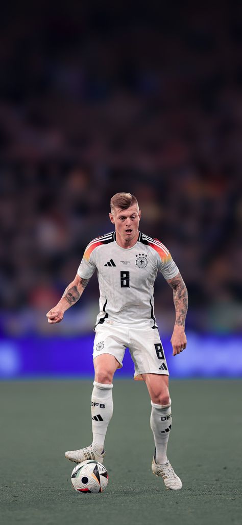 Toni Kroos Aesthetic, Kroos Wallpapers, Madrid Aesthetic, Soccer Images, Cr7 Vs Messi, Soccer Photography, Football Players Images, Real Madrid Wallpapers, Messi And Ronaldo