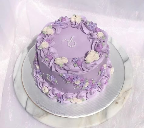 Cottagecore Cakes, Purple Floral Cake, Floral Cake Ideas, Minimal Cake, Bolo Vintage, Purple Cakes Birthday, 14th Birthday Cakes, Butterfly Birthday Cakes, Purple Cake