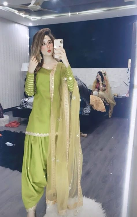 Mehndi Dress Designs For Girls, Mahendi Dress Mehndi Outfit, Haldi Suit, Mehndi Suit, Simple Mehndi Dresses, Pakistani Kids Dresses, Stylish Short Dresses, Pakistani Dresses Casual, Pakistani Fashion Party Wear