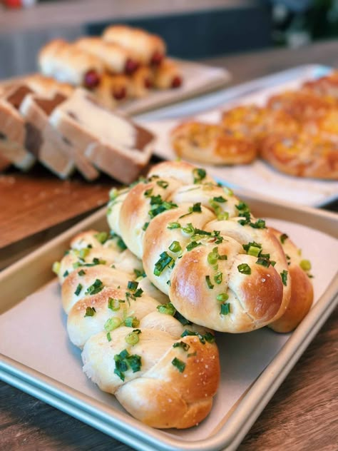 Taiwanese Bakery Braided Scallion Bread Bao Bread Recipe, Chinese Bread Rolls, Asian Bread Recipes, Chinese Sweet Bread, Scallion Buns, Scallion Bread, Taiwanese Bakery, Japanese Milk Bread Cinnamon Rolls, How To Make Japanese Milk Bread