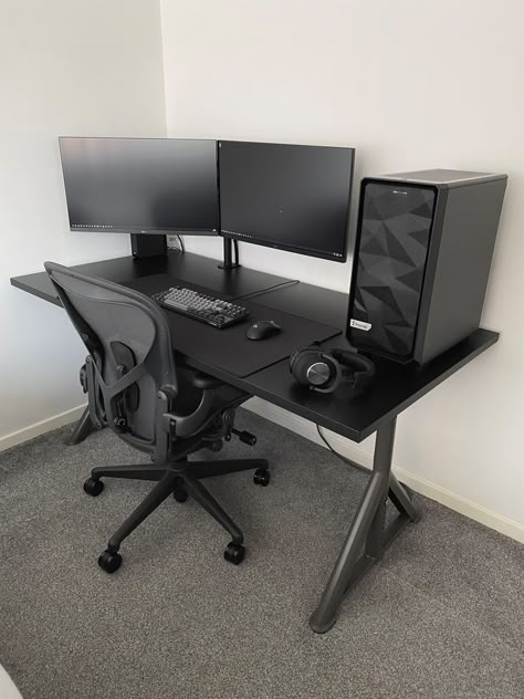 Small Room Setup, Mens Bedroom Decor, Gaming Desk Setup, Dream Desk, Computer Desk Setup, Happy Friday Friends, Home Studio Setup, Desktop Setup, Desk Inspiration