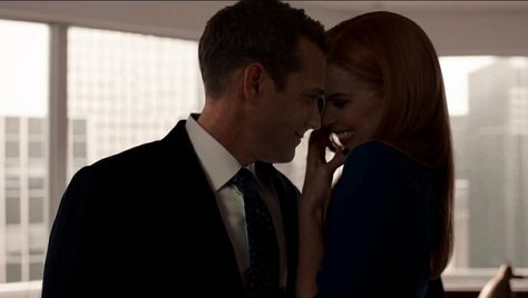 donna paulsen harvey specter sarah rafferty gabriel macht darvey manip edit suits Suits Series Aesthetic, Harvey And Donna Kiss, Mason Core, Harvey And Donna, Famous Tv Couples, Donna Harvey, Donna Suits, Law Aesthetic, Specter Suits