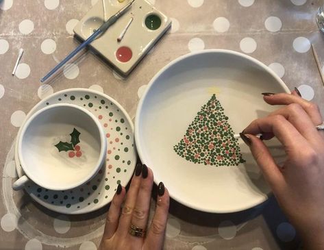 Christmas Painted Pottery, Ceramic Painting Christmas, Pottery Painting Ideas Christmas, Christmas Pottery Painting Ideas, Christmas Pottery Painting, Diy Mug Designs, Christmas Pottery, Ceramic Cafe, Diy Pottery Painting