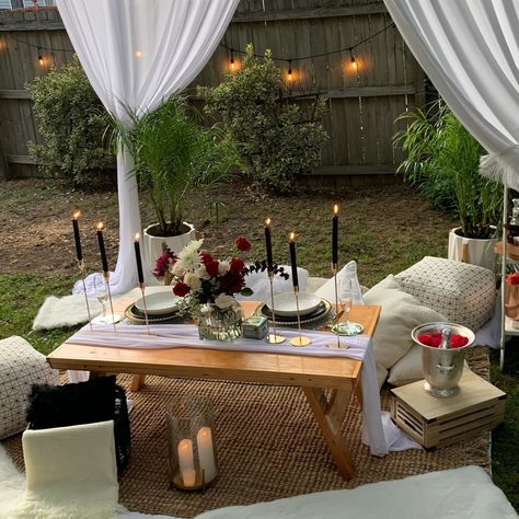 Romantic Dinner Setup For Two, Diy Backyard Dinner Party Ideas, Picnic With Candles, Luxury Picnic Setup For Two, Backyard Dinner Date, Dinner For Two Ideas, Backyard Date Night, Glamping Dinner, Candle Light Dinner Ideas