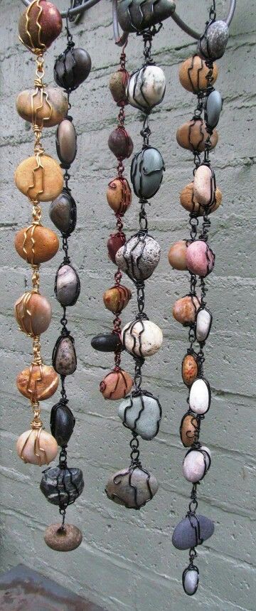 Rock Rain Chain Diy, Stone Rain Chain, Rock Sun Catcher, Wire Wrapped Rock Rain Chain, Rock Chain Diy, Stone Wind Chimes Diy, Rock Wind Chimes, Rock Wind Chimes Diy, River Rock Crafts Ideas