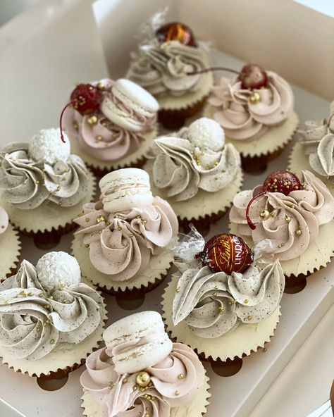 Luxury Cupcake Design, Modern Wedding Cupcakes, Cupcake Inspo Aesthetic, Boujee Cupcakes, Glamour Cupcakes, Deluxe Cupcakes, Luxury Cupcakes, Bling Cupcakes, Berry Cupcakes