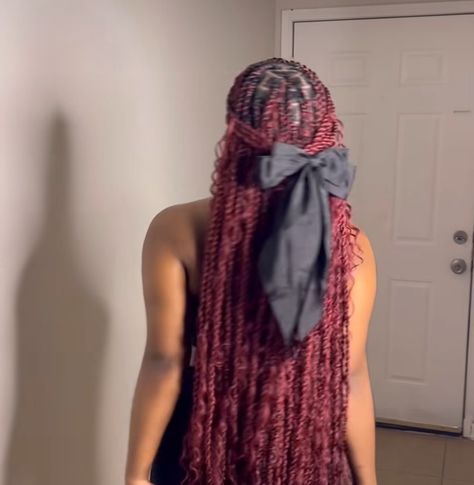 Island Twist With Bow, Burgundy Island Twist With Curls, Red Island Twist With Curls, Twist Braids Vermelho, Peekaboo Island Twist With Curls, Burgundy Twists Black Women, Burgundy Island Twist, Burgundy Braids With Curls, Hair Color Ideas Braids