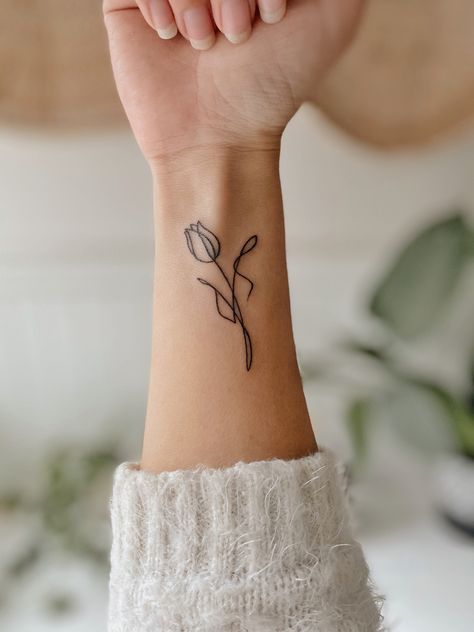 Tulips Tattoo, Hip Tattoos For Girls, Thistle Tattoo, Hip Tattoo Designs, Tulip Tattoo, Thigh Tattoo Designs, Flower Wrist Tattoos, Simple Henna Tattoo, Hip Tattoos Women