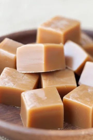 Carmel Candy Recipe Condensed Milk, Caramel Candy Recipe Easy, Soft Caramels Recipe, Homemade Caramel Candy, Caramel Candies Recipe, Homemade Caramel Recipes, Christmas Sweets Recipes, Caramel Recipe Easy, Home Made Candy