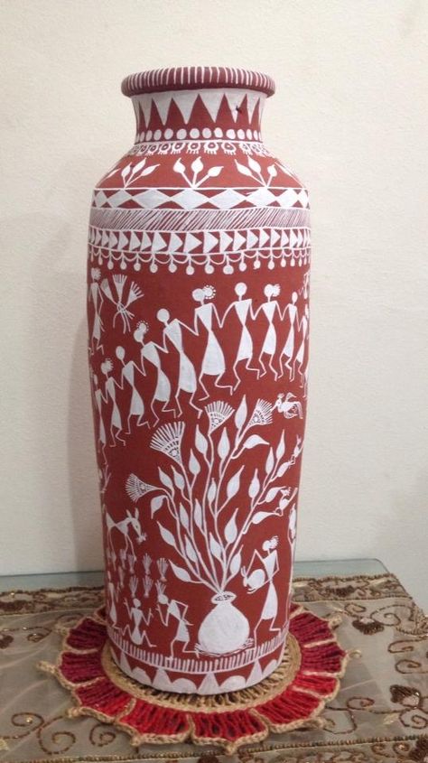 Warli Paintings by AahanaCrafts  Visit our website- www.aahanacrafts.com Painting on Terracotta Pot Pot Warli Painting Ideas, Terracota Plates Wall Decor, Warli Art On Pots Terracotta, Varli Painting Art On Pot, Warli Art Designs On Pots, Warli Paintings On Pots, Terracota Painting, Warli Art On Pots, Bouncy Lettering