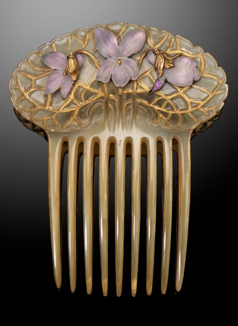 Horn hair comb applied w/3 foil-backed frosted glass violets, mounted in gold, signed LALIQUE. Art Nouveau Hair Comb, Art Nouveau Hair, Lalique Jewelry, Antique Hair Combs, Vintage Comb, Bijoux Art Deco, Bijoux Art Nouveau, Rene Lalique, Nouveau Jewelry