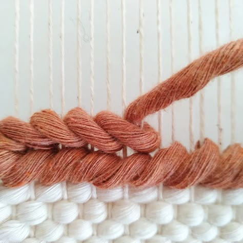 Diy Wall Weaving, Loom Weaving Wall Art, Diy Woven Tapestry, How To Weave Wall Hanging Diy, How To Make Woven Wall Hangings, Weaving Tutorial Video, Learn How To Weave, Modern Weaving Patterns, Weaving Stitches Tutorial