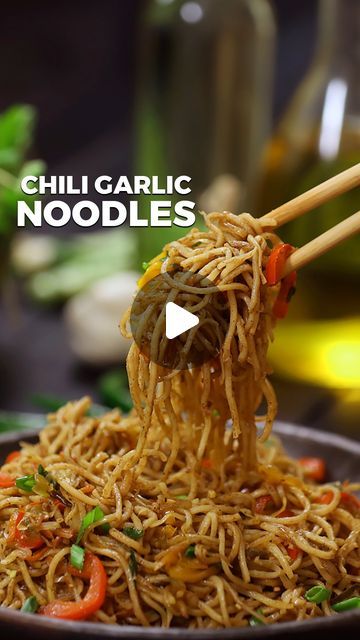 Noddle Recipes, Chili Garlic Noodles, Onion Greens, Hakka Noodles Recipe, Recipe Noodles, Chilli Garlic Noodles, Green Chili Sauce, How To Cut Onions, Hakka Noodles