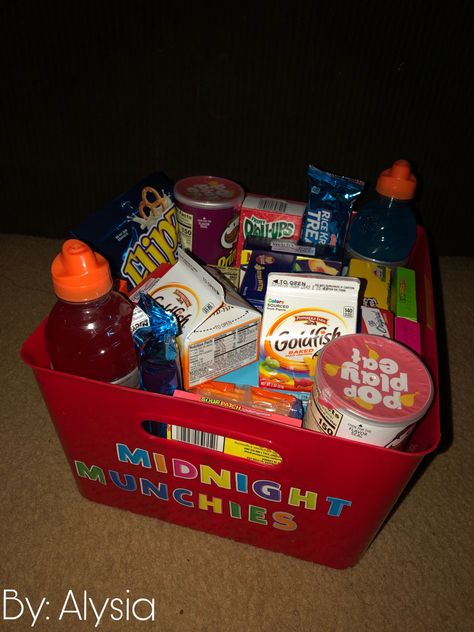 #midnightmunchies #snack #giftideas #giftbasketideas #giftbasketideasforchristmas #food Cute Snack Basket For Boyfriend, How To Make Snack Box Gift, Snack Basket For Hotel Room, Munchies Box Gift, Snack Basket Ideas For Boyfriend, Munchie Basket Gift Ideas, Birthday Snack Basket For Boyfriend, Food Basket Aesthetic, Snack Box For Car