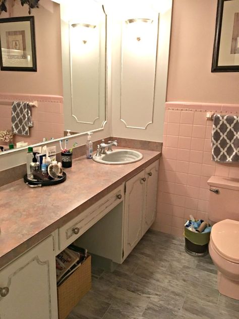 Paint colours to update a pink bathroom and countertop What Color Goes With Pink, Wall Color Bathroom, Color Bathroom Ideas, Apartment Bathroom Modern, Bathroom Themes Apartment, Pink Wall Color, Master Bath Paint, Pink Bathroom Vintage, Modern Washroom