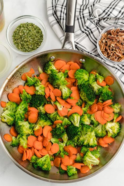 Sauteed Broccoli with Carrots and Pecans recipe from RecipeGirl.com #sauteed #broccoli #carrots #pecans #recipe #RecipeGirl Sauteed Broccoli And Carrots, Carrots And Broccoli Recipes, Pan Fried Broccoli, Sauteed Broccoli, Carrots Side Dish, Broccoli Sauteed, Carrot Chips, Sauteed Carrots, Simple Meals