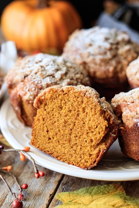 These moist, deliciously spiced Panera pumpkin muffins are an epic autumn treat that the whole family will love! Use this easy copycat recipe to whip up a batch of these jumbo muffins topped with streusel, and enjoy with a cup of coffee on a cool fall day. Pumpkin Muffins Panera Bread, Panera Bread Pumpkin Muffin Recipe, Jumbo Pumpkin Muffin Recipes, Jumbo Pumpkin Muffins, Panera Pumpkin Muffins, Panera Pumpkin Muffin Recipe, Jumbo Muffins, Pumpkin Muffin Recipes, Easy Sweets