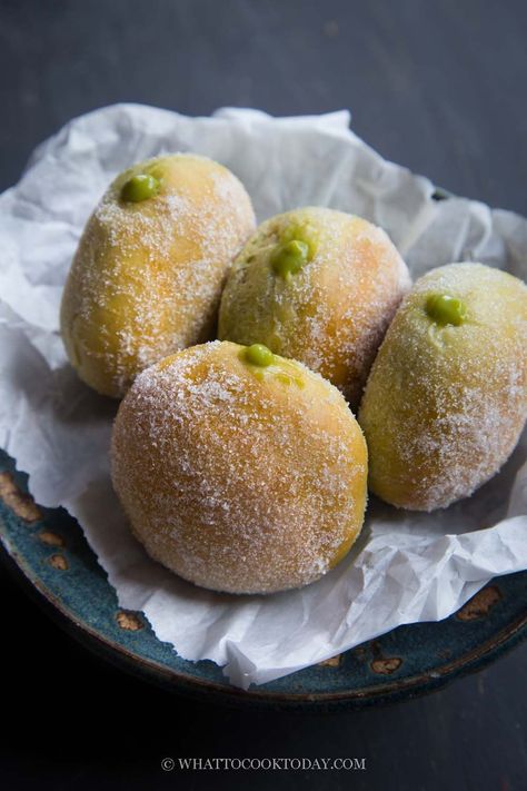 Baked Bomboloni/Bombolone with Pandan Custard Cream Baked Bomboloni, Pandan Custard, Custard Cream, Custard Desserts, Custard Recipes, Easy Chinese Recipes, Deep Fry, Baking Project, Asian Desserts