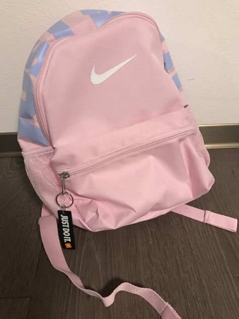 Mochila Jansport, School Backpack Essentials, Mochila Nike, Pink Wallpaper Hello Kitty, Nike Backpack, Backpack Essentials, Cute School Stationary, Nike Bags, Back Bag