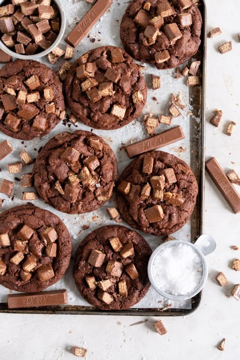 These Kit Kat Cookies are perfect for using up halloween candy. They are soft and chewy in the center and slightly crunchy around the edges, and are filled with chocolate chunks and chopped Kit Kat. Aesthetic Cookies Pictures, Cookies Pictures Ideas, Cookie Pictures Ideas, Cookie Photoshoot Ideas, Bread Photoshoot, Brownie Aesthetics, Cookies Pictures, Kit Kat Cookies, Cloudy Kitchen