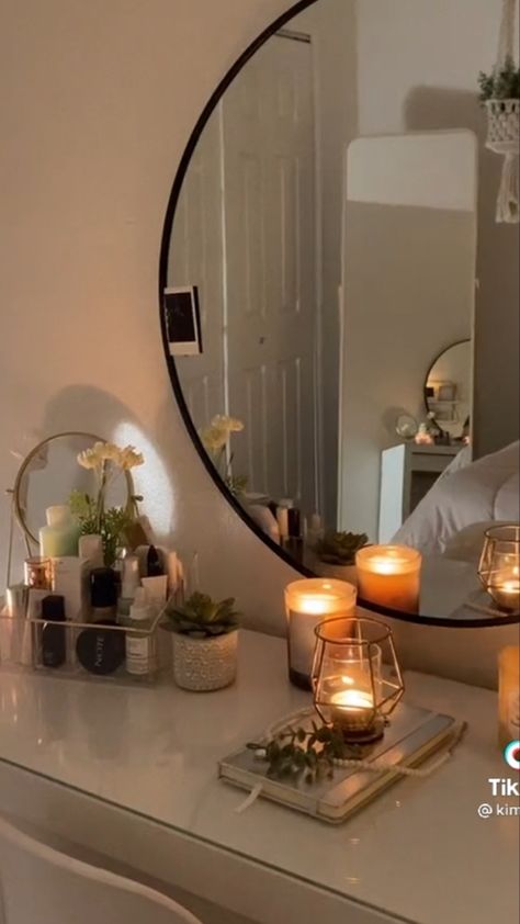 Round Mirror Vanity Bedroom, Circular Vanity Mirror, Round Mirror Bedroom Aesthetic, Circle Mirror With Lights, Big Circle Mirror, Round Mirror Bedroom, Round Desk, Beauty Table, Circle Mirror