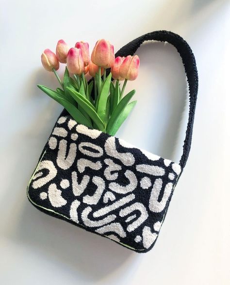 Punch Needle World (@punchneedle.world) • Fotos y vídeos de Instagram Punch Needle Clutch, Diy Bags Patterns, Punch Needle Patterns, Crochet Stitches For Beginners, Disney Bag, Punch Needle Embroidery, Diy Tote Bag, Needle Punch, Handmade Handbags