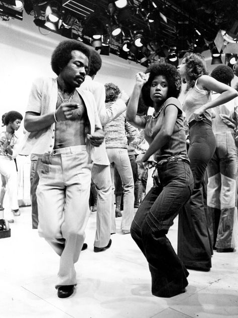 70s Black Fashion, Soul Train Dancers, Fashion Black Women, Jamel Shabazz, Calypso Music, Fashion Souls, Roller Disco, Soul Train, Black Entertainment