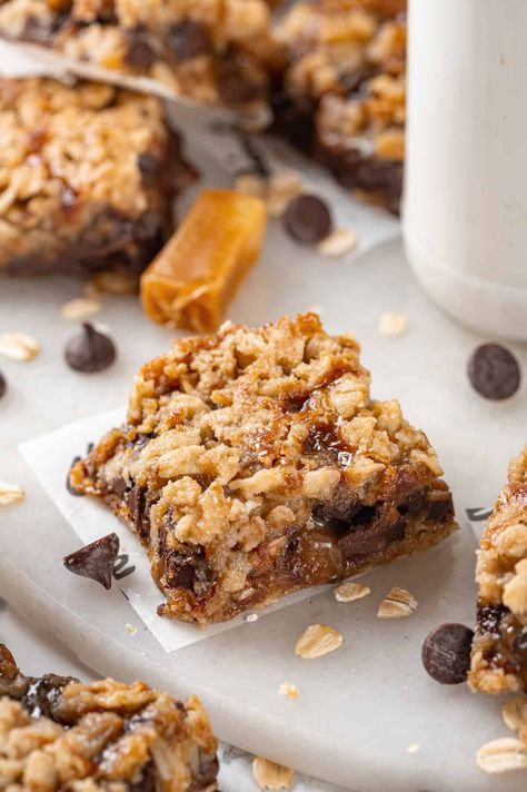 Vegan Carmelitas, Oats And Chocolate Chips, Carmelitas Recipe, Oats And Chocolate, Coconut Milk Uses, Toasted Oats, Vegan Caramel, Vegan Bar, Bar Recipe