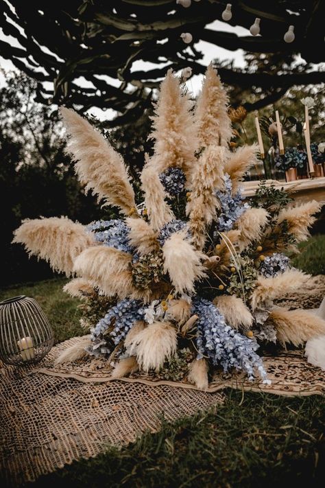 Rustic Blue Flower Arrangements, Pampas Grass With Blue Flowers, Blue Boho Wedding, Succulent Wedding Cake, Art Floral Japonais, Grass Centerpiece, Bohemian Elopement, Blue Flower Arrangements, Boho Wedding Theme