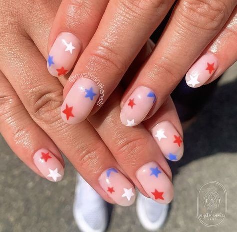 Best 4th of July nails ideas // Red, white and blue nails with stars Easy Simple 4th Of July Nails, Natural 4th Of July Nails, Subtle America Nails, Modern 4th Of July Nails, Simple Fourth Of July Nails Short, 4th Of July Star Nails, American Themed Nails, Fourth Of July Nails Subtle, Neutral July 4th Nails