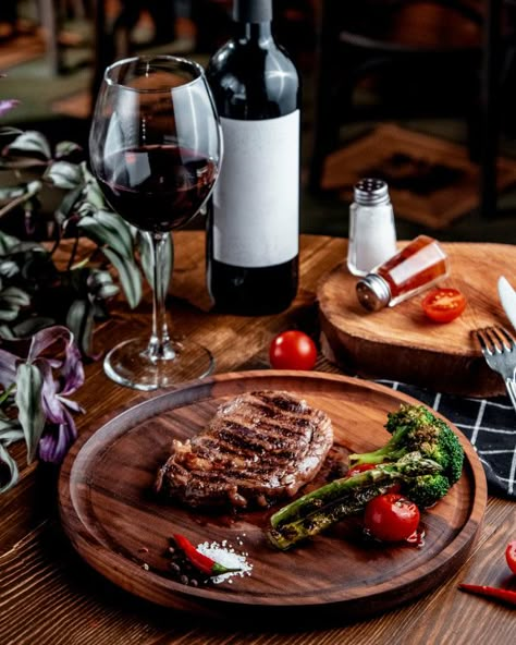 Fried meat with vegetables and red wine | Free Photo #Freepik #freephoto Photo Food Ideas, Food & Wine, Food With Wine, Steak And Wine, Meat Food Styling, Steak With Red Wine, Wine With Food, Steak Gift, Wine Steak