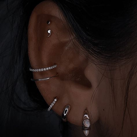 Pirsing Ears Aesthetic, Piercings Vision Board, Ear Pirsing Aesthetic, Every Ear Piercing, Piercing Vision Board, Piercings Ear Ideas Simple, Woman Ear Piercing, Peircings Women Silver, Piercing Ideas Conch