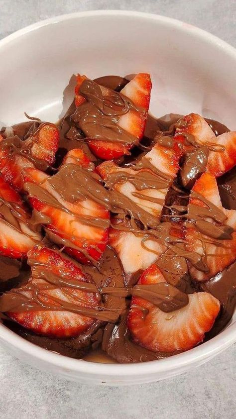 Tayler Morin Choco Covered Strawberries, Chocolate Strawberry Aesthetic, Chocolate Strawberries Aesthetic, Strawberries Covered In Chocolate, Strawberry Covered Chocolate, Strawberries With Chocolate, Strawberry With Chocolate, Heart Strawberries, Choco Strawberry