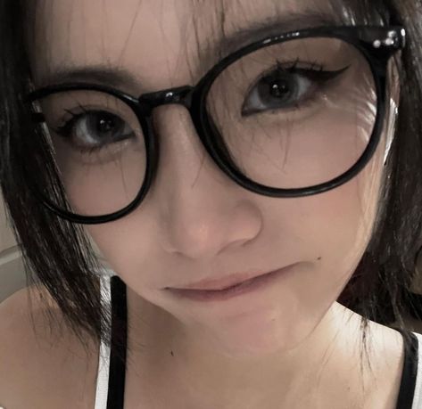 Ulzzang Glasses, Asian Glasses, Glasses For Round Faces, Classy Glasses, Instagram Graphics, Stylish Eyeglasses, Cute Glasses, Fashion Eye Glasses, Square Glasses