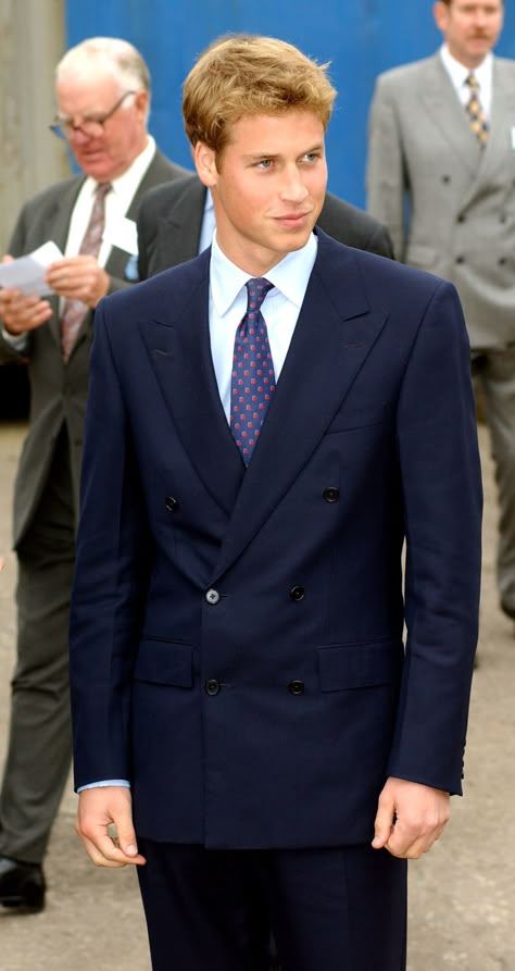 Prince William Suit, Prince William Young Pictures, Prince William 90s, Young Prince William, Palace Balcony, Kate Middleton Family, Princess Diana Hair, Kate Middleton Wedding, Bi Rain