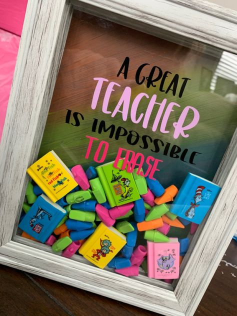 Teacher Shadow Box Ideas, Teacher Appreciation Diy, Homemade Teacher Gifts, Teacher Crafts, Classmates Gifts, Appreciation Gifts Diy, Teacher Treats, Teacher Appreciation Gifts Diy, Flower Shadow