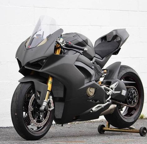 @jaretcampisi new stealth V4 project. Absolutely stunning! #ducati #ducatistagram #panigale #v4 Source IG: ducatistagram #motorcycle #biker #motorrad #moto Sepeda Motor Sport, Xe Bugatti, Kereta Sport, Harley Gear, Xe Ducati, Tmax Yamaha, Motos Harley, Girl Sport, Image Moto