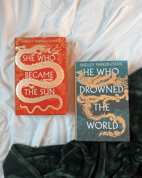 How many books are on your TBR?⁠ .⠀⁠ I don't know why i asked this when I don't know/want to know the answer for myself. I'm definitely at over 1000. It's a problem⁠ .⠀⁠ #shewhobecamethesun #hewhodrownedtheworld #shelleyparkerchan #bookstagram #readersofinstagram she who drown the sun and he who drowned the world by shelley parker-chan special edition fantasy book aesthetic The Story Collector, He Who Drowned The World, Book Collection Aesthetic, Fantasy Books Aesthetic, Fantasy Book Aesthetic, Book Tbr, Cool Book Covers, Books Recommendations, Book Bucket