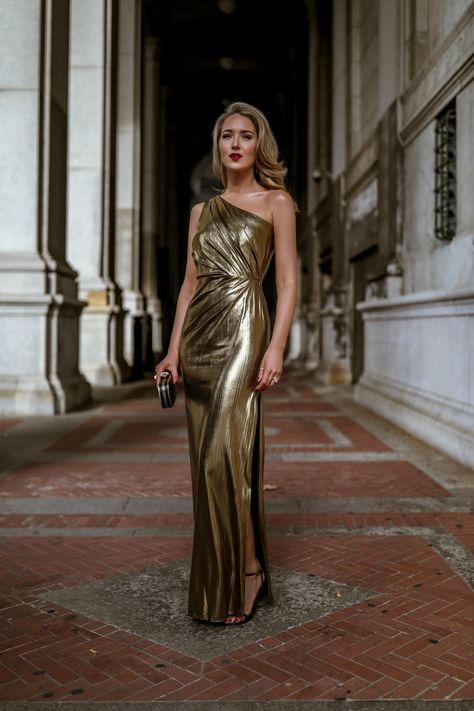 NYC style blogger in gold lame Marchesa Notte one shoulder gown with clutch and red lip Gold Lame Dress, Golden Wedding Dress, Mary Orton, Black And Gold Dress, Wedding Guest Gowns, Lame Dress, Black Tie Wedding Guests, Nyc Style, Rehearsal Dinner Dresses