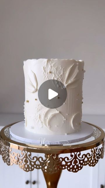 126K views · 6.1K likes | LIZ FIGOLI CAKES on Instagram: "Monochrome white + texture 🤍✨🤍  Can you guess the size of this cake?   Save and follow for more @lizfigolicakes   Supplies: @cakerswarehouse (LIZ10 for 10% discount)  Inspired by: @halo__horns 🫶🏼  #texturedcakes #monochromecake #cakedecoratingtips #cakedecorating #cakedecorator #cakeartist #cakeart #cake #cakes #caker #cakesofinstagram #cakesofillawarra #shellharbour #smallbusiness #cakereel #cakereels #reels #reelsinstagram #reelsvideo #reelsviral #reelslovers #reelstrending" Raw Edge Cake, White Cake For Men, White Decorated Cake, White And Gold Cake Ideas, Textured Buttercream Cake, Halo Horns, Textured Wedding Cakes, Crown Cake, White Cakes