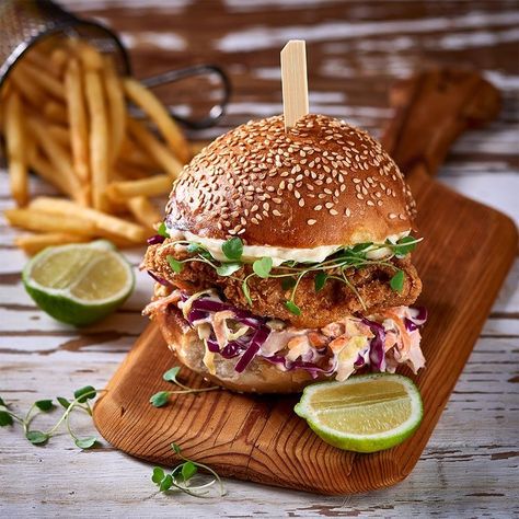 Chicken Burger Photography, Crunchy Fried Chicken, Burger Photography, Fried Chicken Burger, Chicken Burgers Recipe, Chicken Burger, Gourmet Burgers, Vegan Burgers, Food Photography Tips