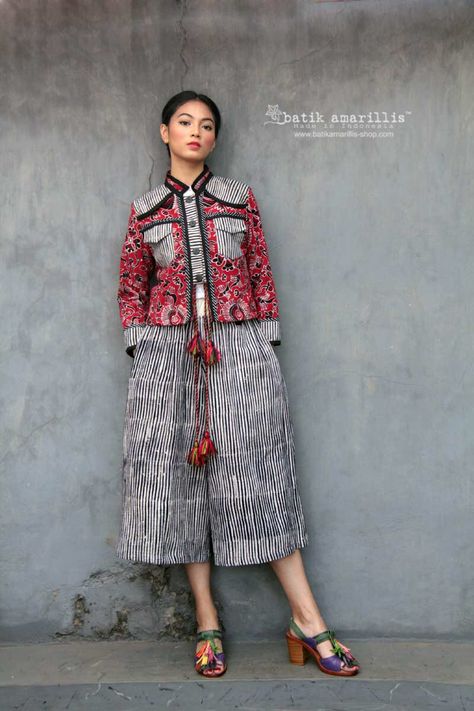 Batik Fashion Modern Casual, Batik Blazer, Black Abaya Designs, Batik Amarillis, Blue Blouse Designs, Batik Clothing, Intangible Cultural Heritage, High Fashion Dresses, Conceptual Fashion