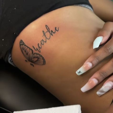 𝙋𝙞𝙣𝙩𝙚𝙧𝙚𝙨𝙩@𝙪𝙙𝙭𝙣𝙩𝙢𝙖𝙩𝙩𝙚𝙧 Small Cute Wrist Tattoos For Women, Small Discreet Tattoos For Women, Tiny Tattoos Behind Ear, Small Leg Tats, Leg Tattoos Simple, Girls Back Tattoo Ideas, Foot Tattoos For Women Classy, Ways Tattoo, Cute Meaningful Tattoos