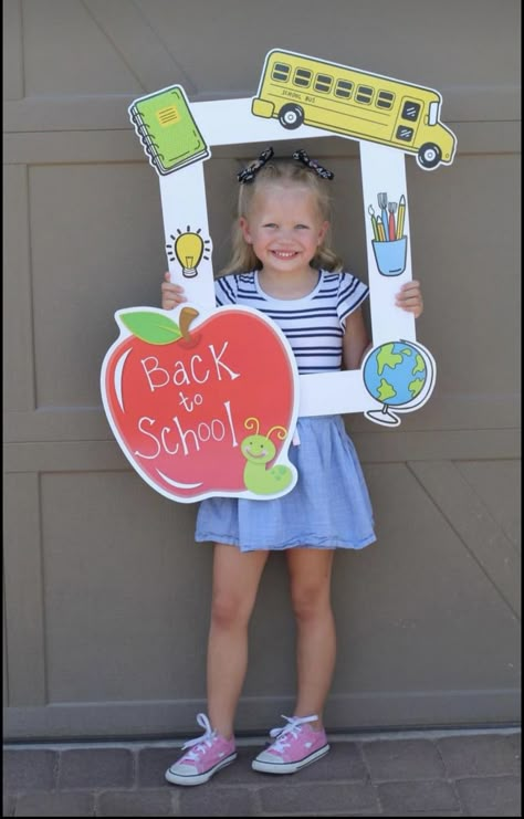 Easy Kindergarten Crafts, School Photo Frames, School Board Decoration, Diy Photo Book, Welcome To School, School Frame, School Images, First Day Of School Activities, Preschool Arts And Crafts