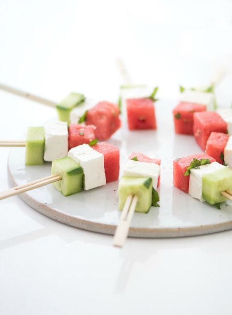 Save this healthy summer mini appetizer skewer recipe to make Feta, Watermelon + Cucumber Cubes for your pool + beach parties. Cucumber Skewers, Mini Antipasti, Food Skewers, Healthy Summer Snacks, Skewer Appetizers, Mini Appetizers, Decorações Com Comidas, Skewer Recipes, Cold Appetizers