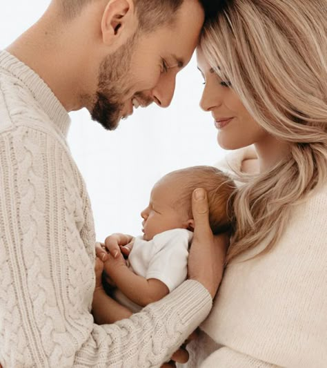 Photoshoot Ideas Newborn, Girl Photoshooting, Newborn Photoshoot Ideas, Born Baby Photos, Newborn Family Pictures, Maternity Photography Poses Couple, Newborn Photo Outfits, Winter Newborn, Baby Shower Photography