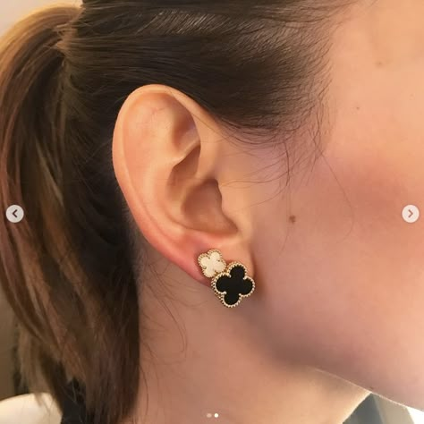 Van Clef Earrings, Van Cleef Aesthetic, Van Cleef Jewelry, Van Cleef Earrings, Van Cleef Arpels Earrings, Earrings Outfit, Van Cleef And Arpels Jewelry, Expensive Jewelry Luxury, Stacked Earrings