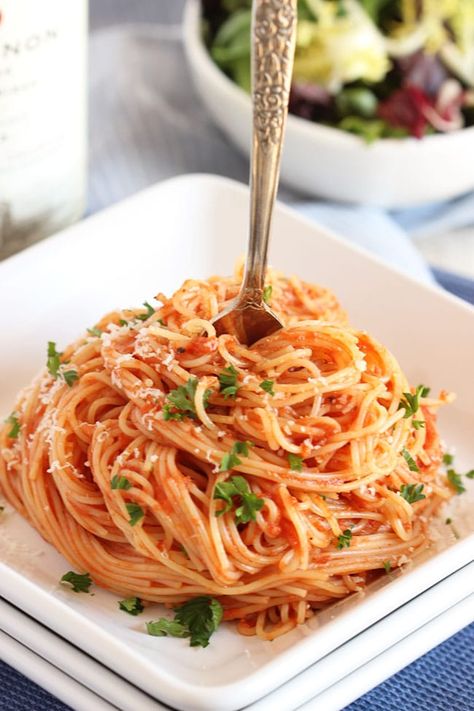 Easy Vodka Sauce | The Suburban Soapbox Easy Vodka Sauce, Best Bolognese Sauce, Treats And Sweets, Vodka Sauce Recipe, Quick Pasta Dishes, Sauce Spaghetti, Italian Sauce, Vodka Sauce, Homemade Alfredo Sauce